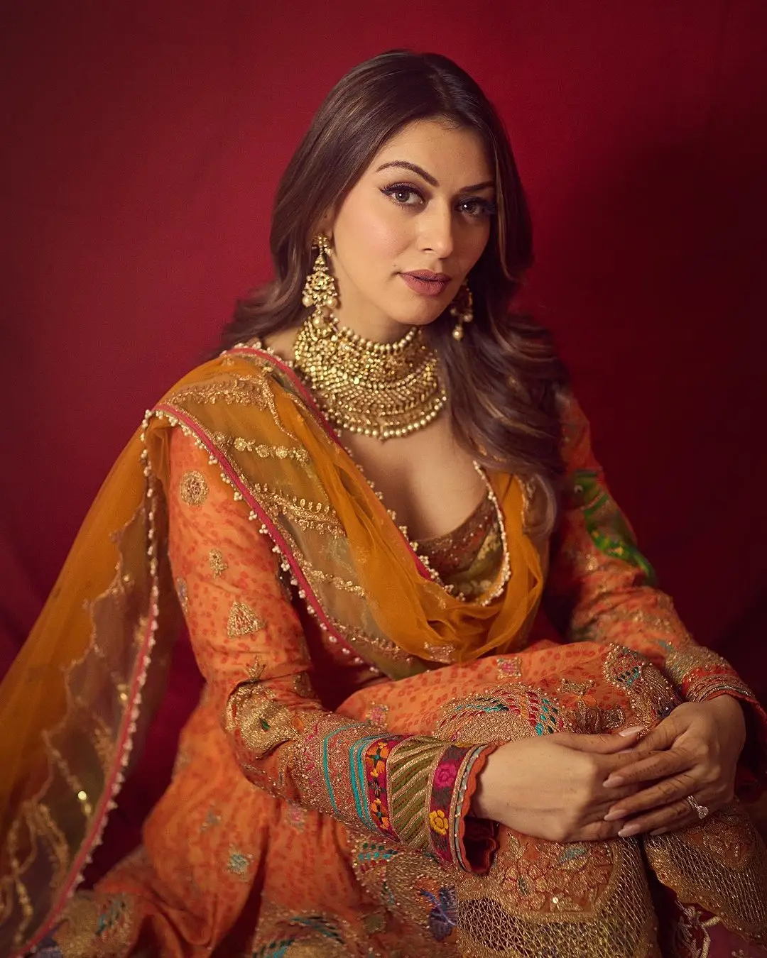 HANSIKA MOTWANI IMAGES IN INDIAN TRADITIONAL ORANGE DRESS 6